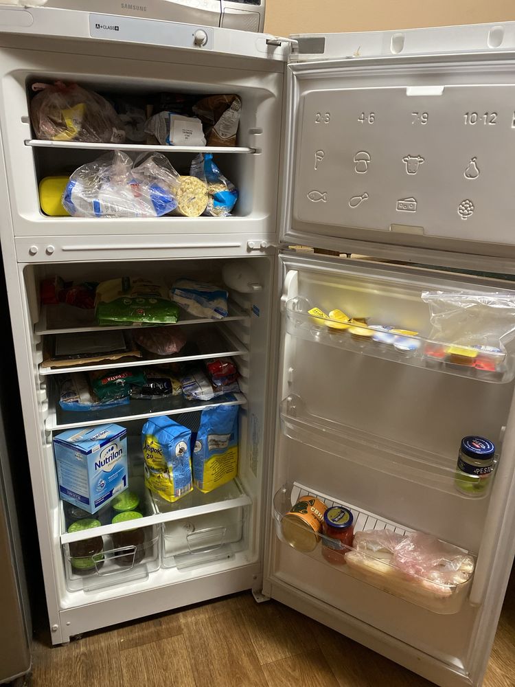 Холодильник Indesit практически новый