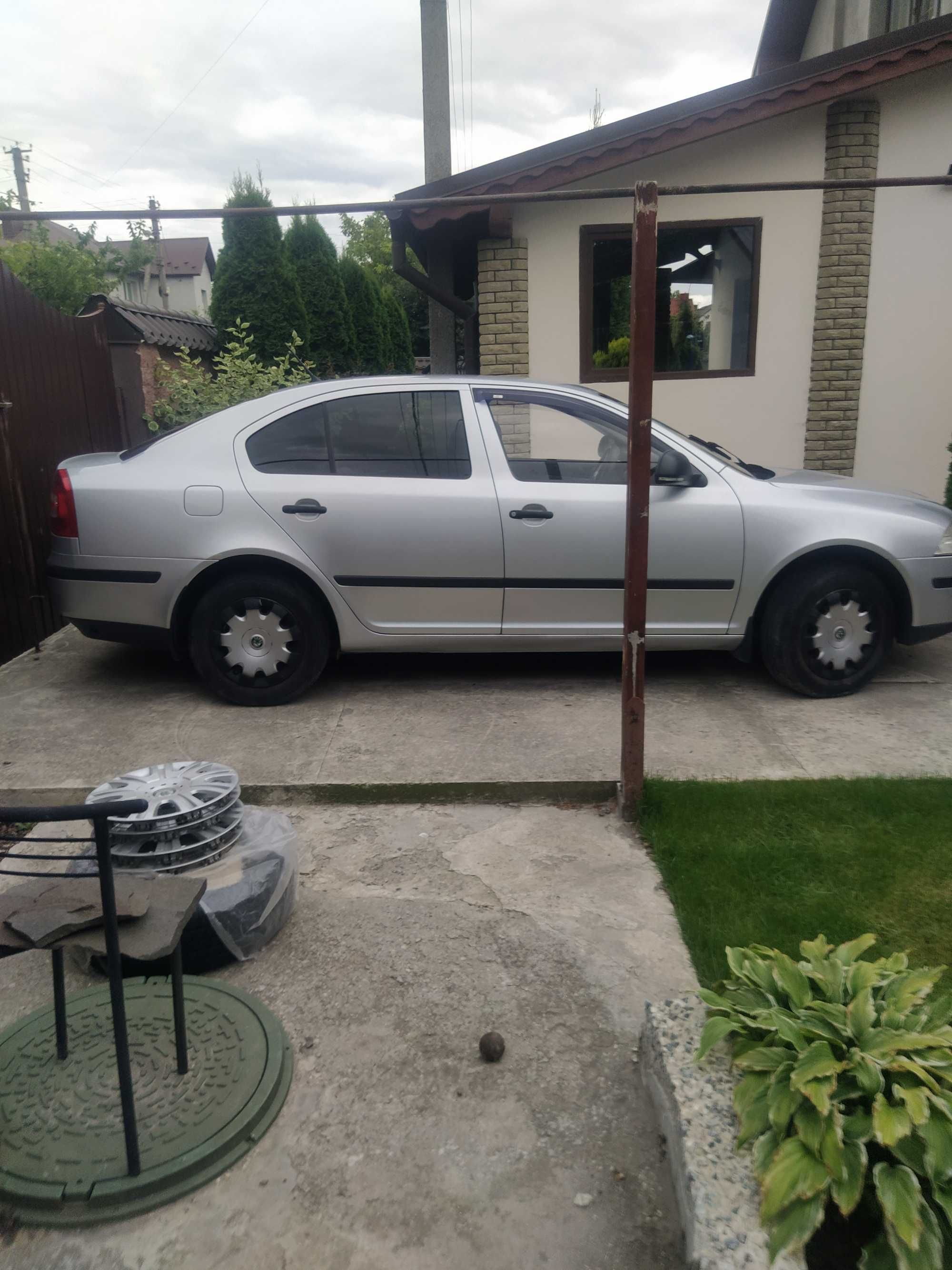Продаж авто SKODA OKTAVIA TUUR 2012 р.