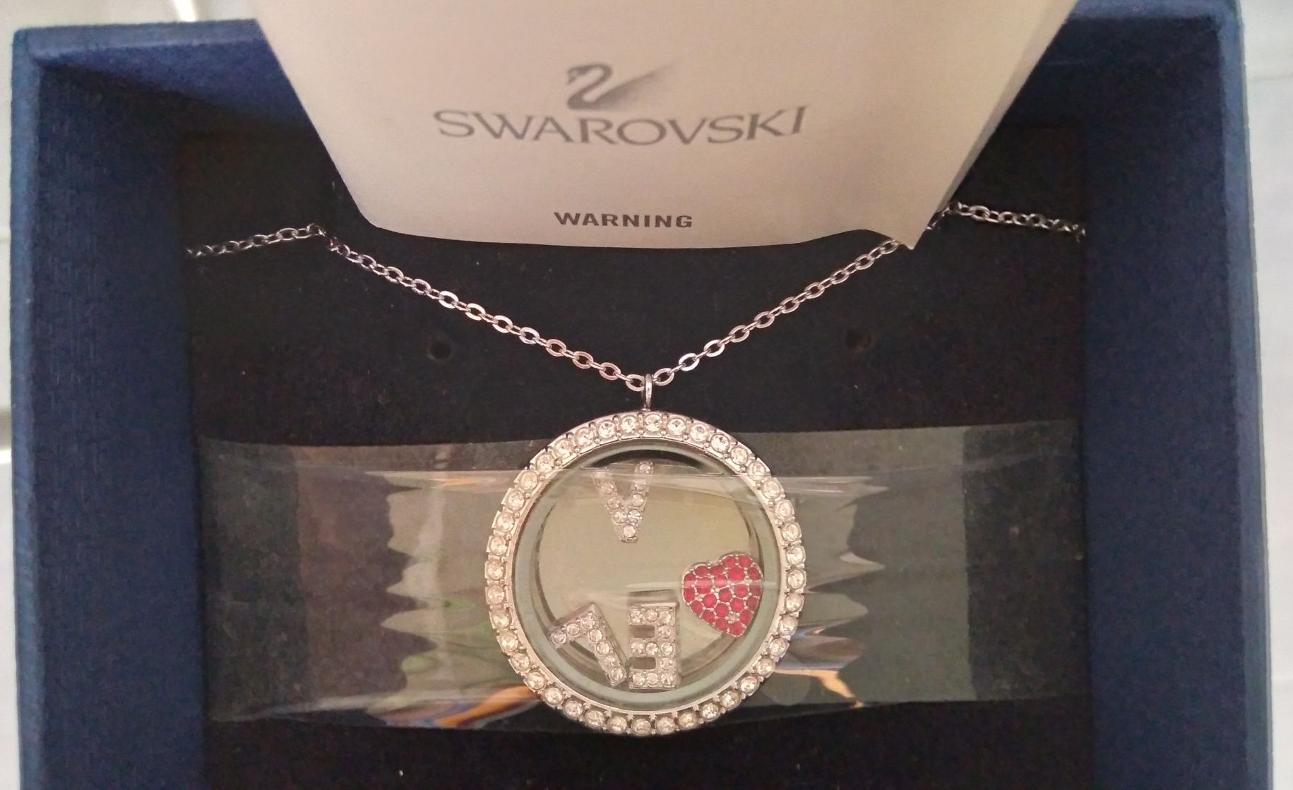 Colar Swarovski com pendente.