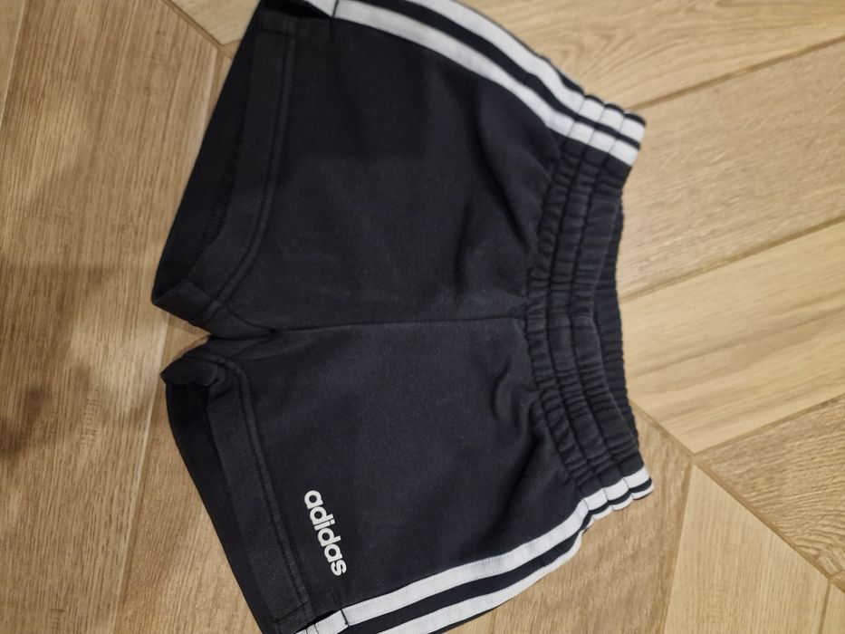 Czarne krotkie bawełniane spodenki Adidas 116/122 na trenning w-f