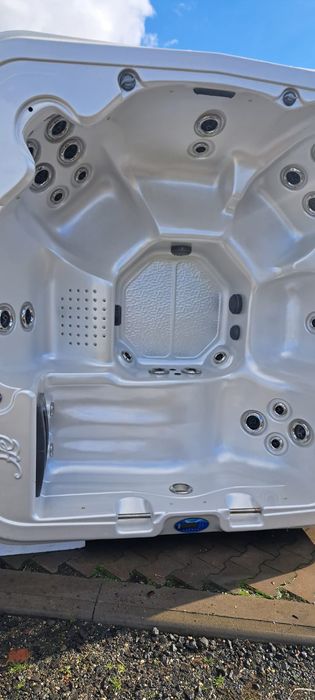 Piękne jacuzzi ogrodowe w perłowym wykończeniu Mocne