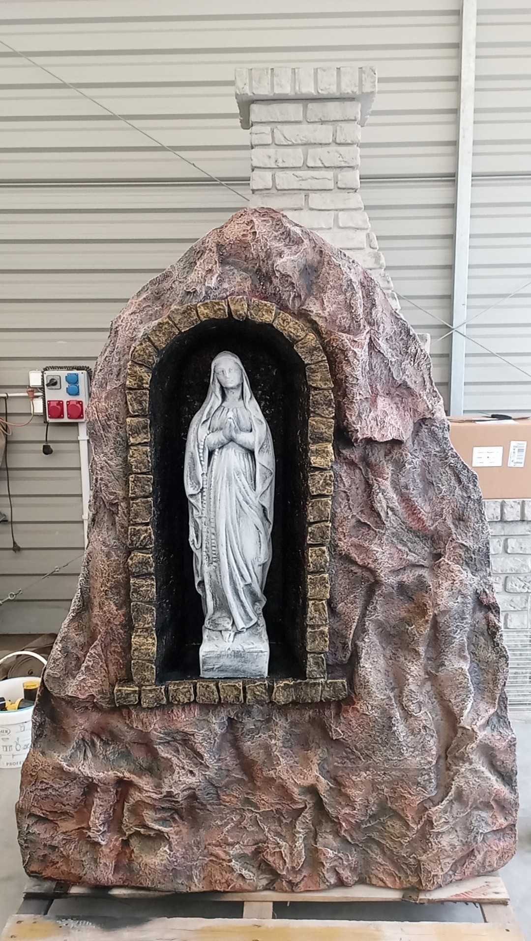 Piękna Grota Figura Matki Boskiej kapliczka