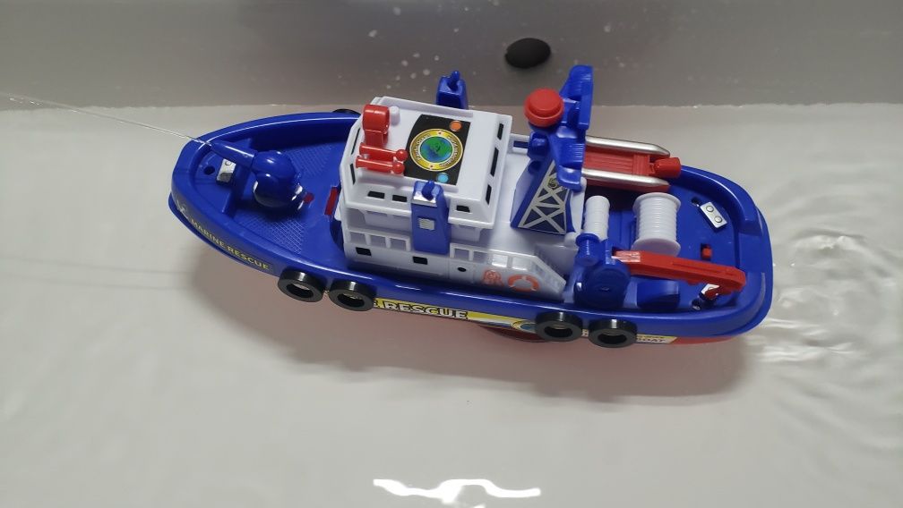 Barco a pilhas com motor, luz e som