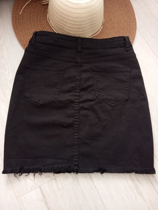 Modna czarna spódniczka z przetarciami i dziurami