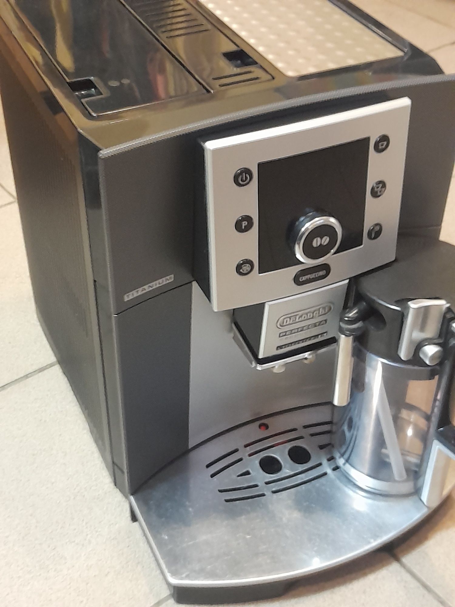 Кавоварка Delongi ESAM-5500