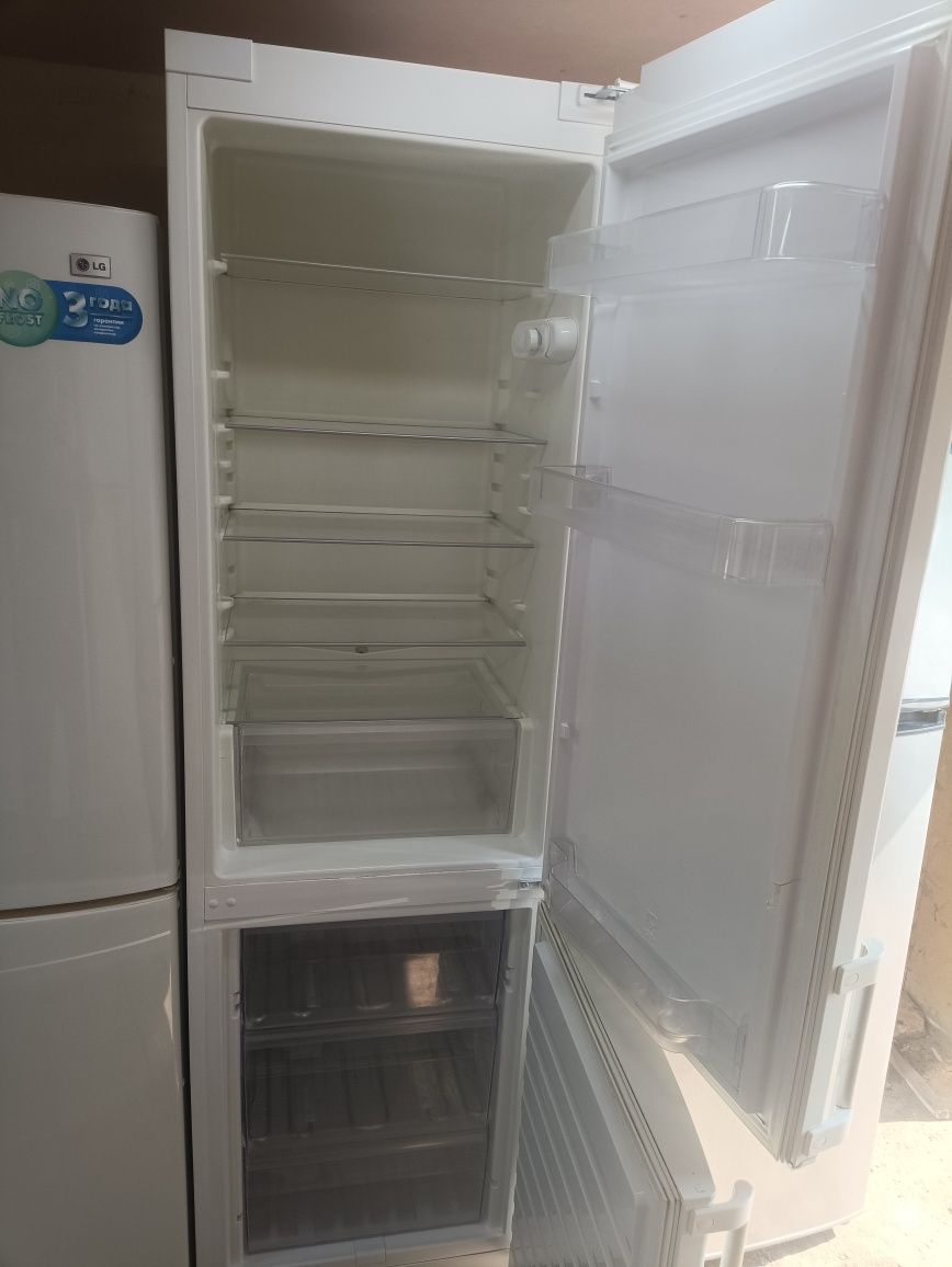 Продам большой двухкамерный холодильник Whirlpool
