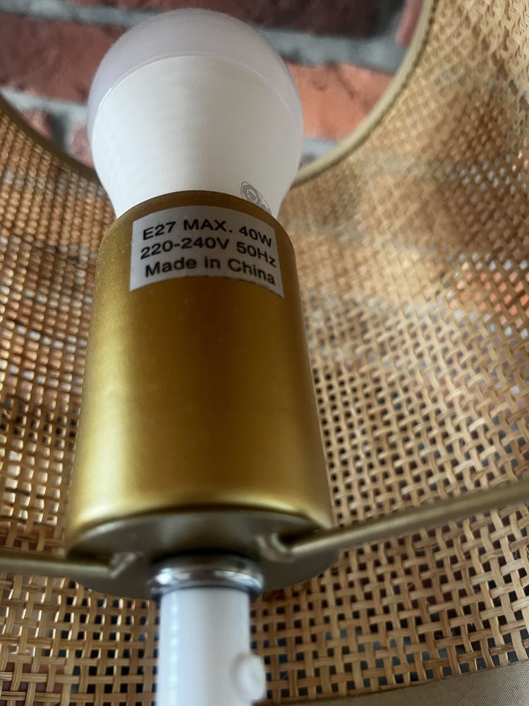 Lampa ZARA z metalowymi nogami i rattanowym abażurem