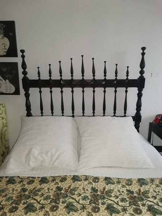 Cama em madeira maciça na cor original