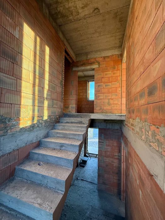 Чудовий 3К будинок в тихому районі!