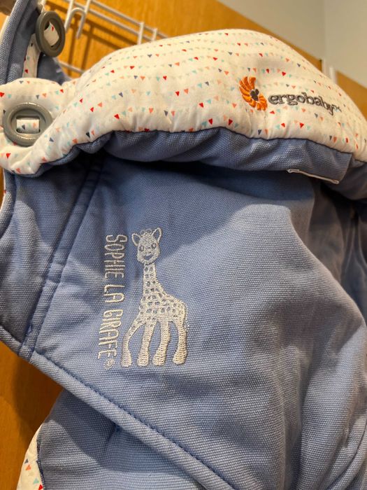 Sling Ergobaby Azul Bebé – Edição Especial Sophie La Girafe