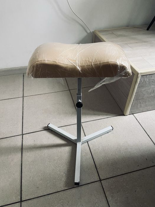 Терміново. Підставка для педикюру (тренога) бежева.