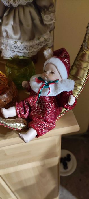 Lalka pozytywka na księżycu.