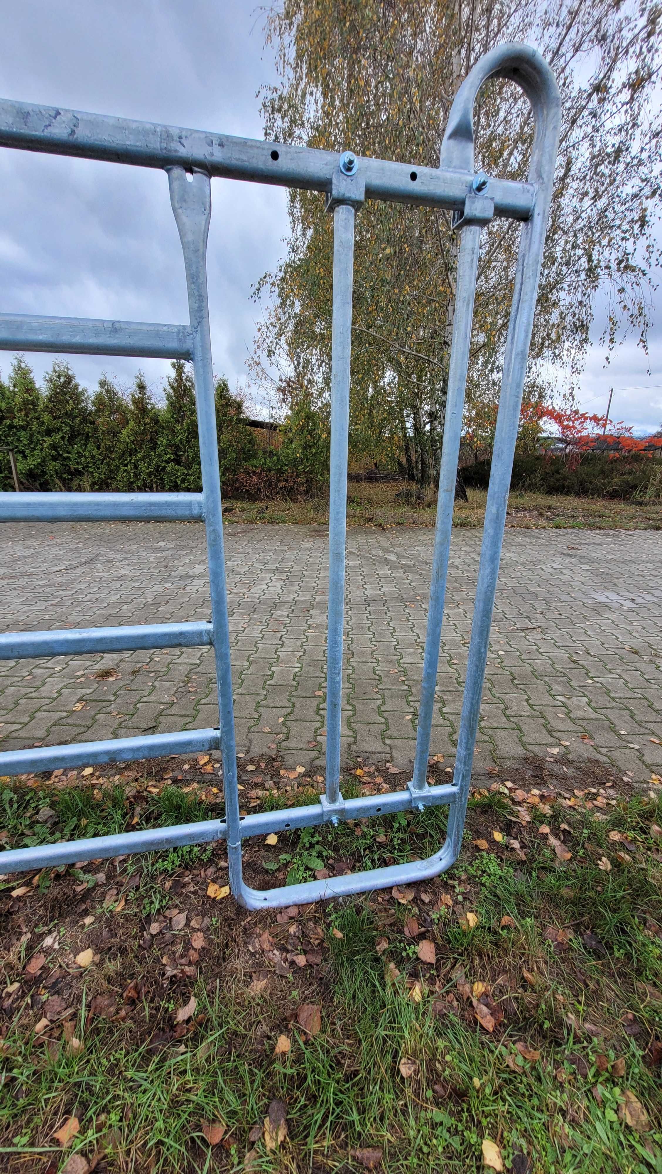 panel wygrodzeniowy z przejściem dla cieląt do paszy treściwej