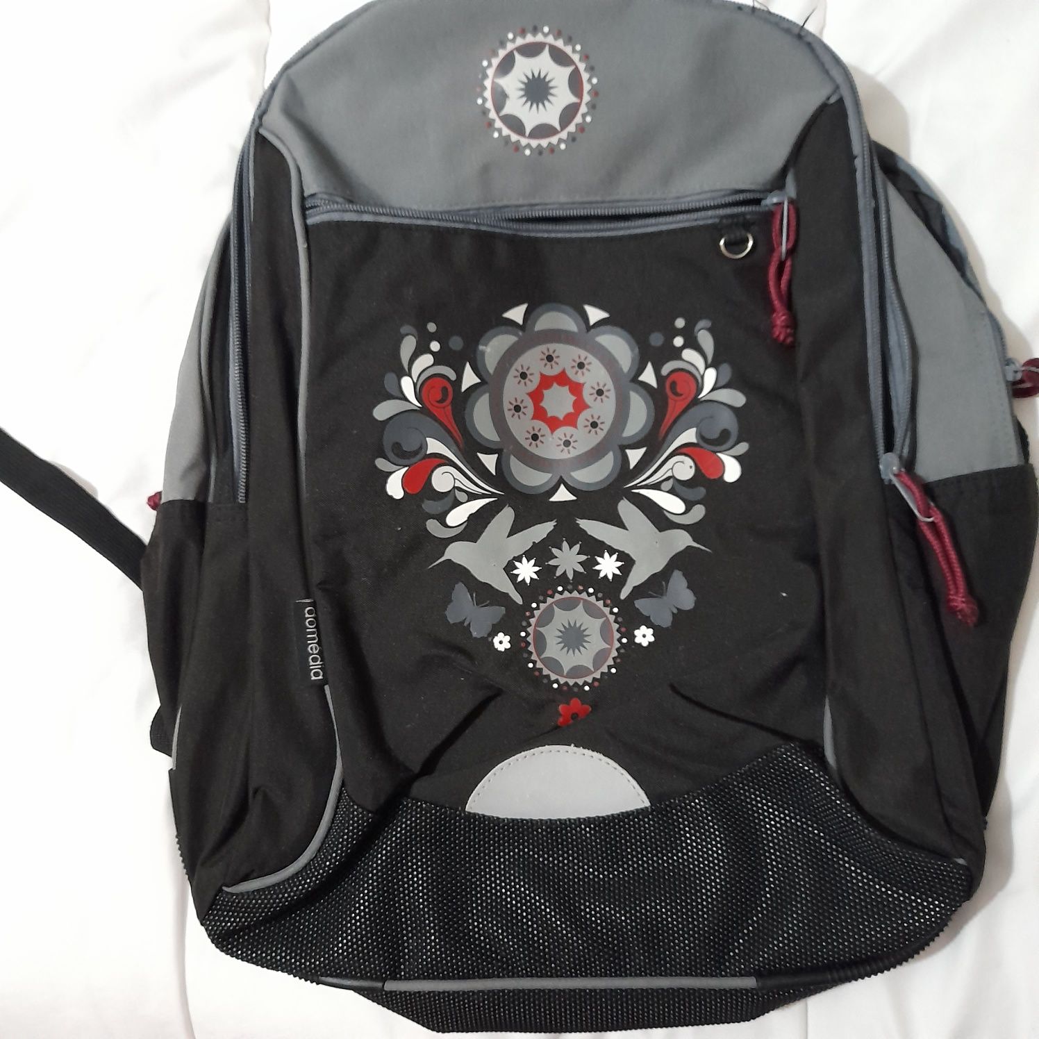 Mochila escolar resistente nova