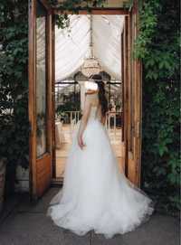 Шикарна весільна сукня, молочного білого кольору з корсетом, фатою