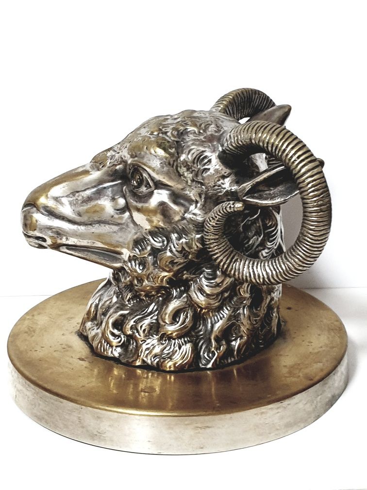Rara antiga escultura de cabeça de bode com banho em prata