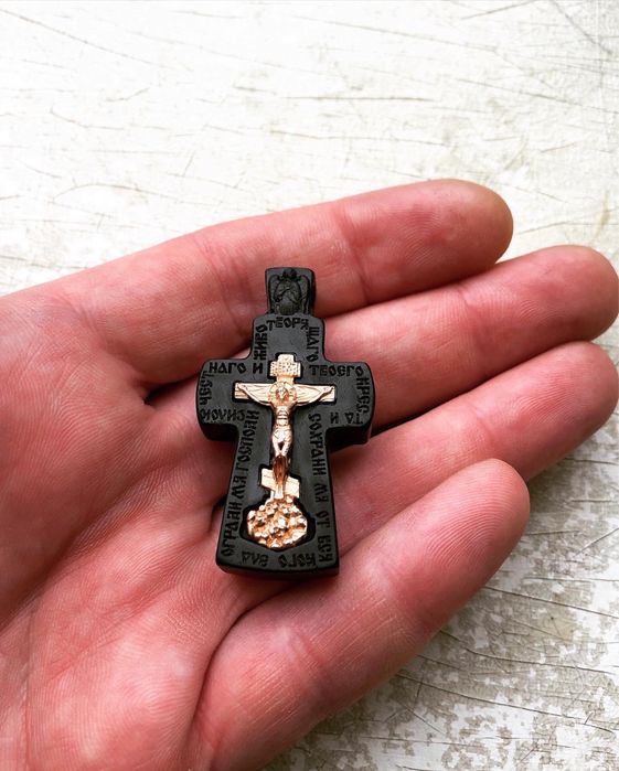 Хрестик з ебенового дерева з золотим розпʼяттям