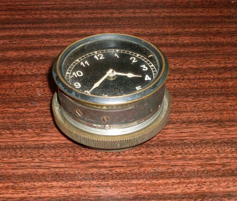 Ретро старинные механические автомобильные часы.Москвич