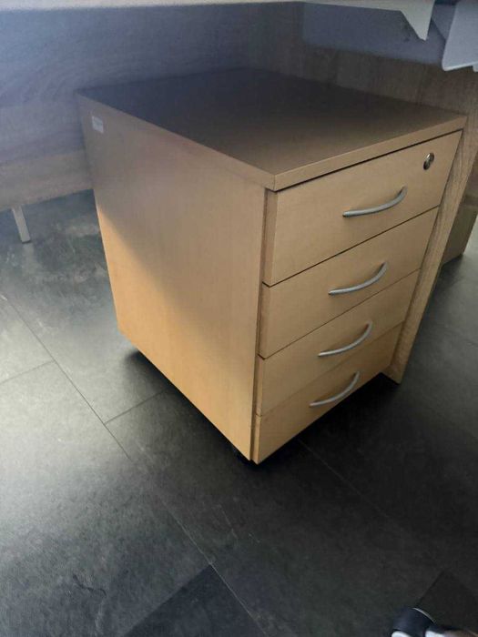 стільці тумби шафа меблі офіс стелажі дивани пуфи