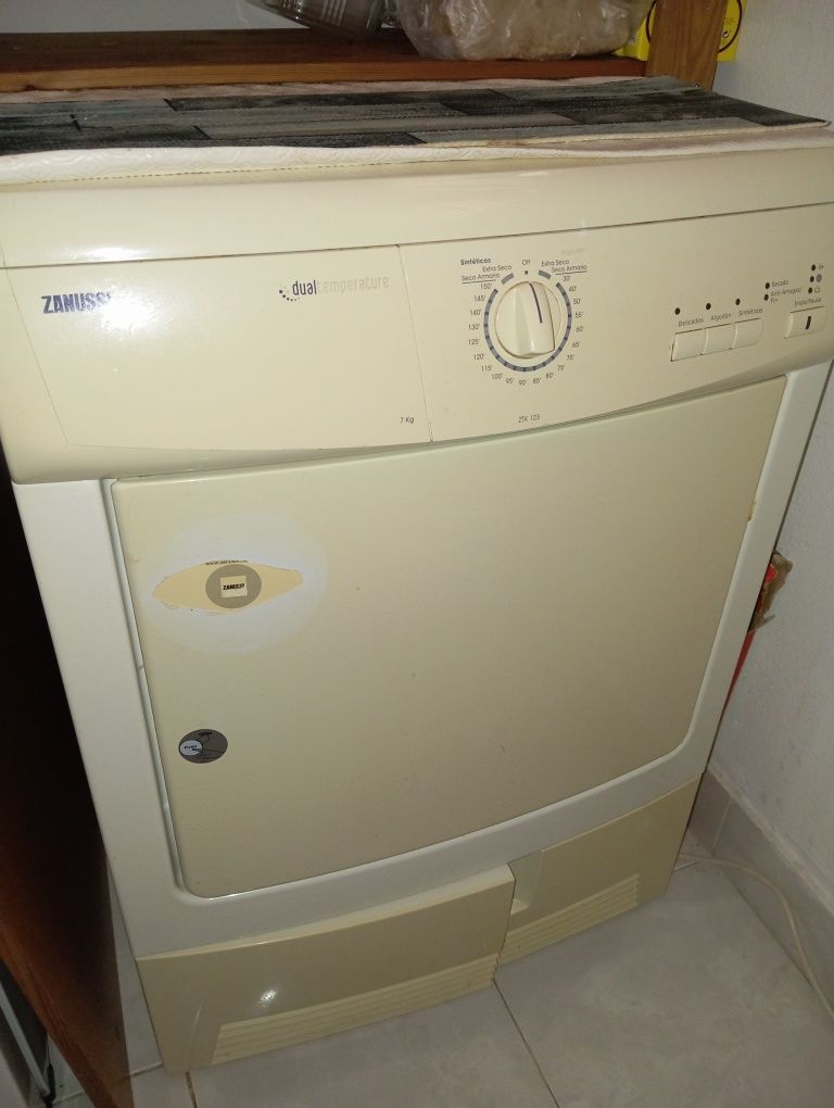 Máquina de secar roupa