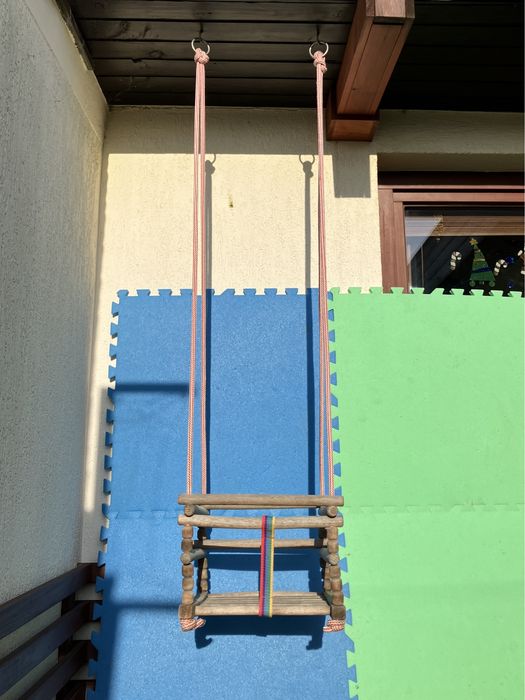 Huśtawka drewniana dla malucha – do ogrodu