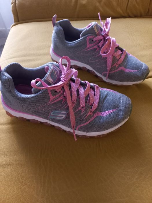 Tenis de criança  da SHECHERS. Em mt bom estado. N.31