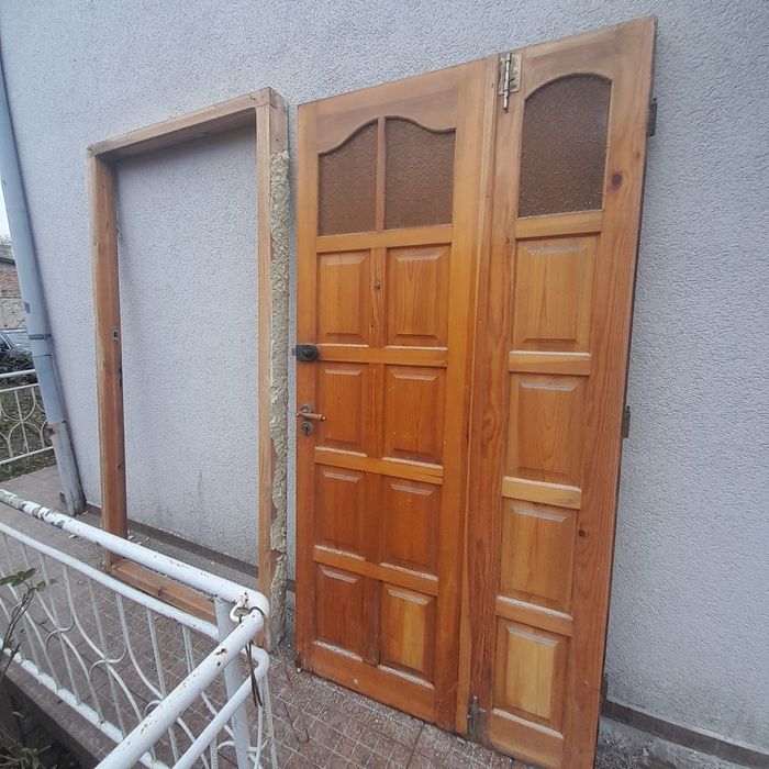 Drzwi zewnętrzne drewniane.