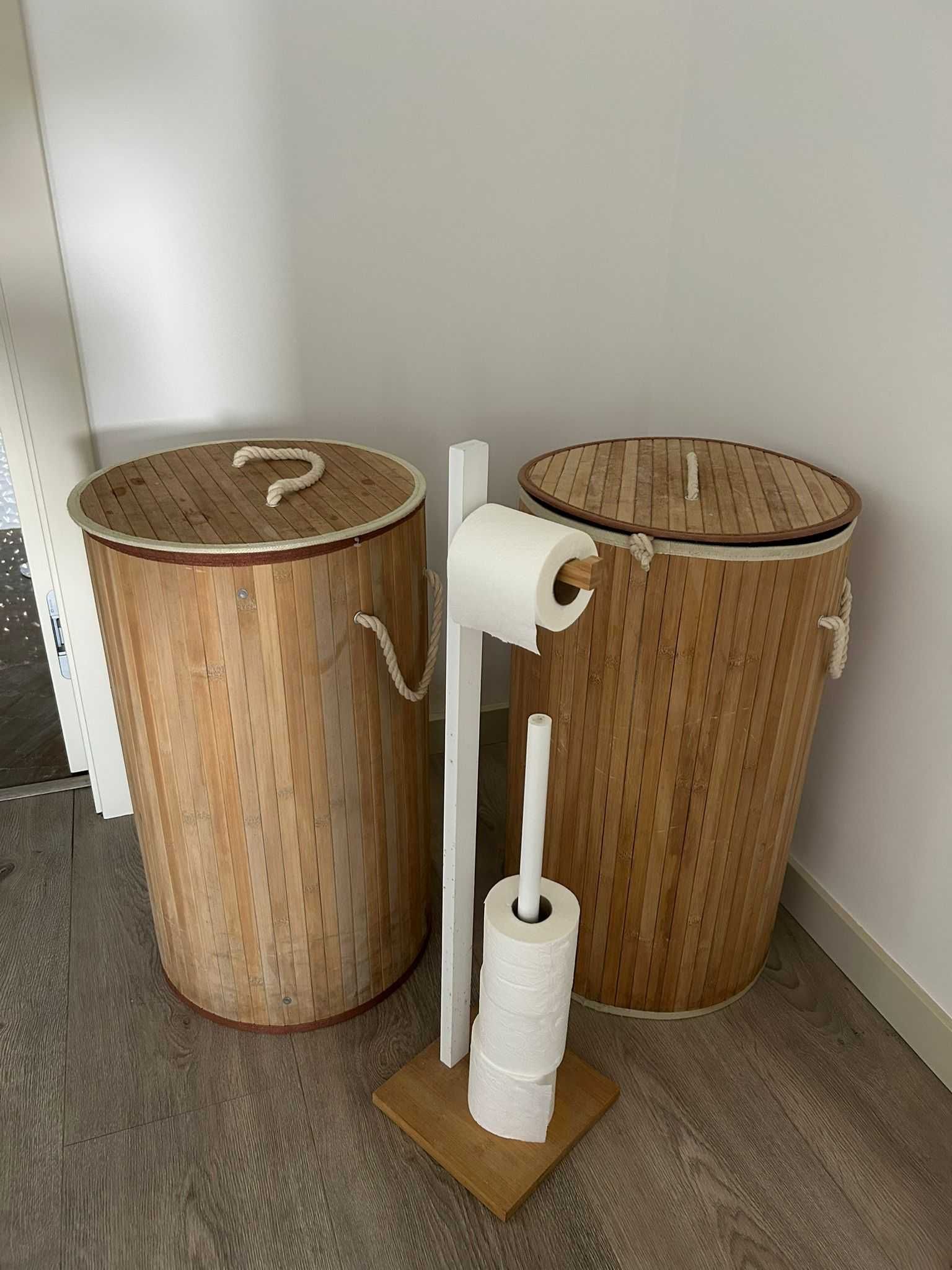 2 Cestos de roupa + suporte porta rolos WC