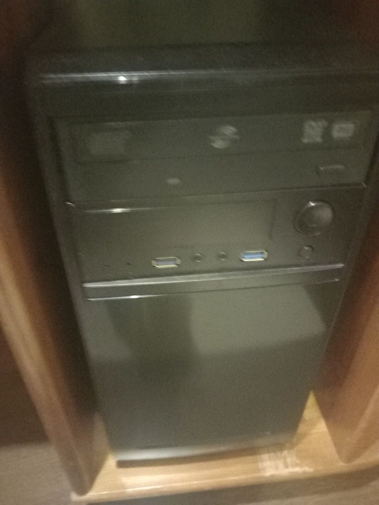 Vendo pc novo e ecrã  com oferta do rato e 2 colunas