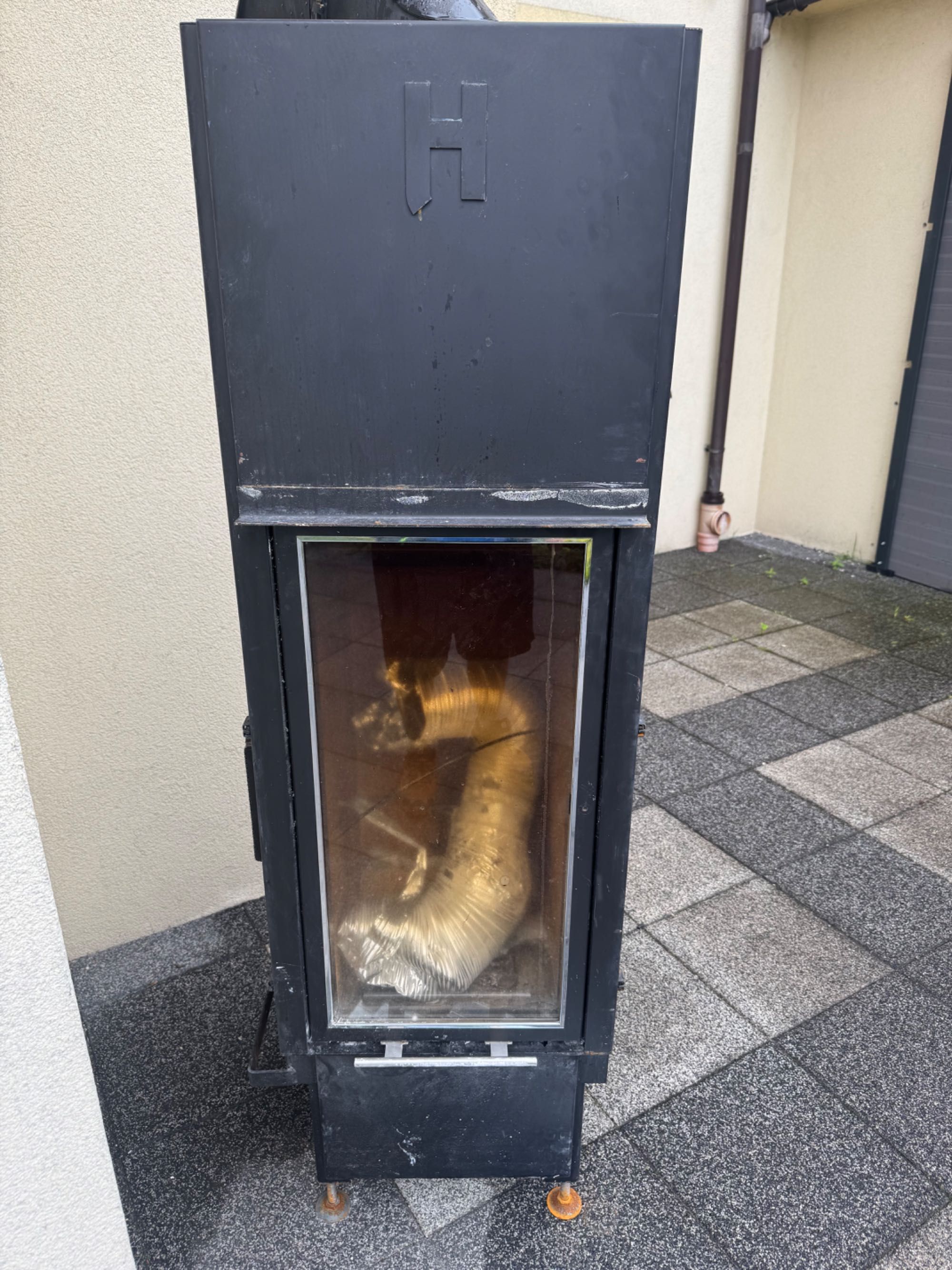 Kominek z szybą unoszoną do góry