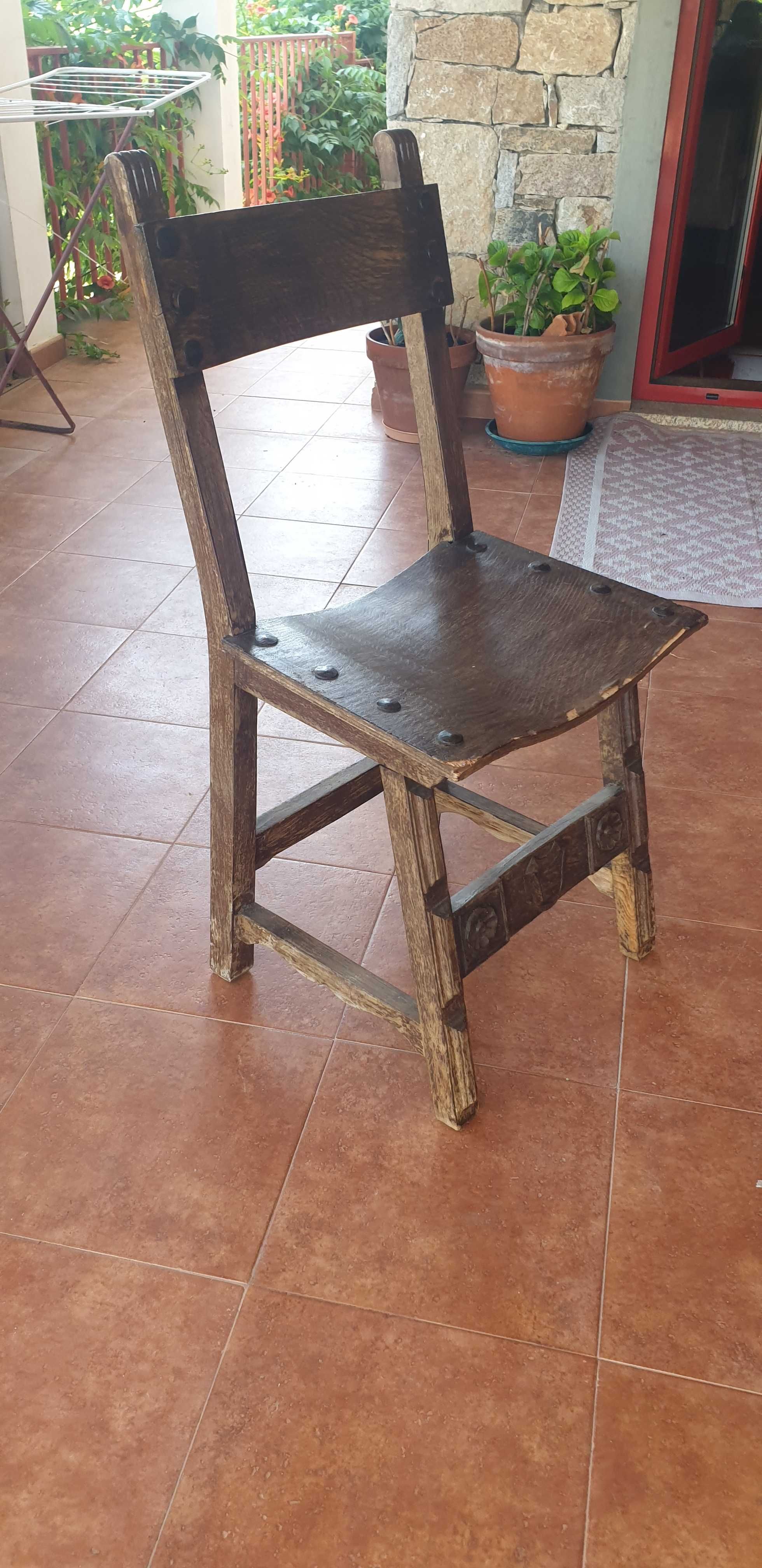 Mesa e cadeiras. Para desocupar