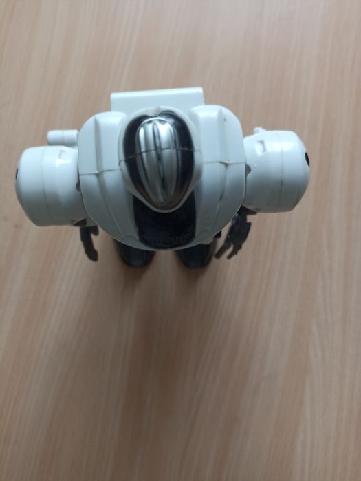 Игрушка робот на батарейках