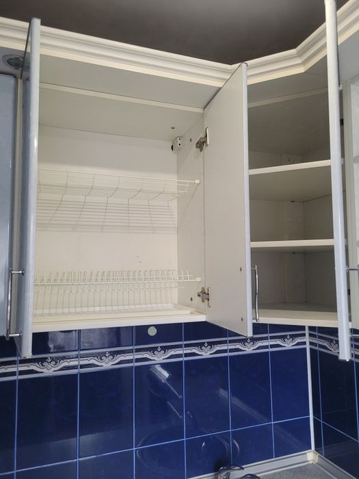 Угловая кухня с мойкой краном вытяжкой кухонный гарнитур шкаф на кухню