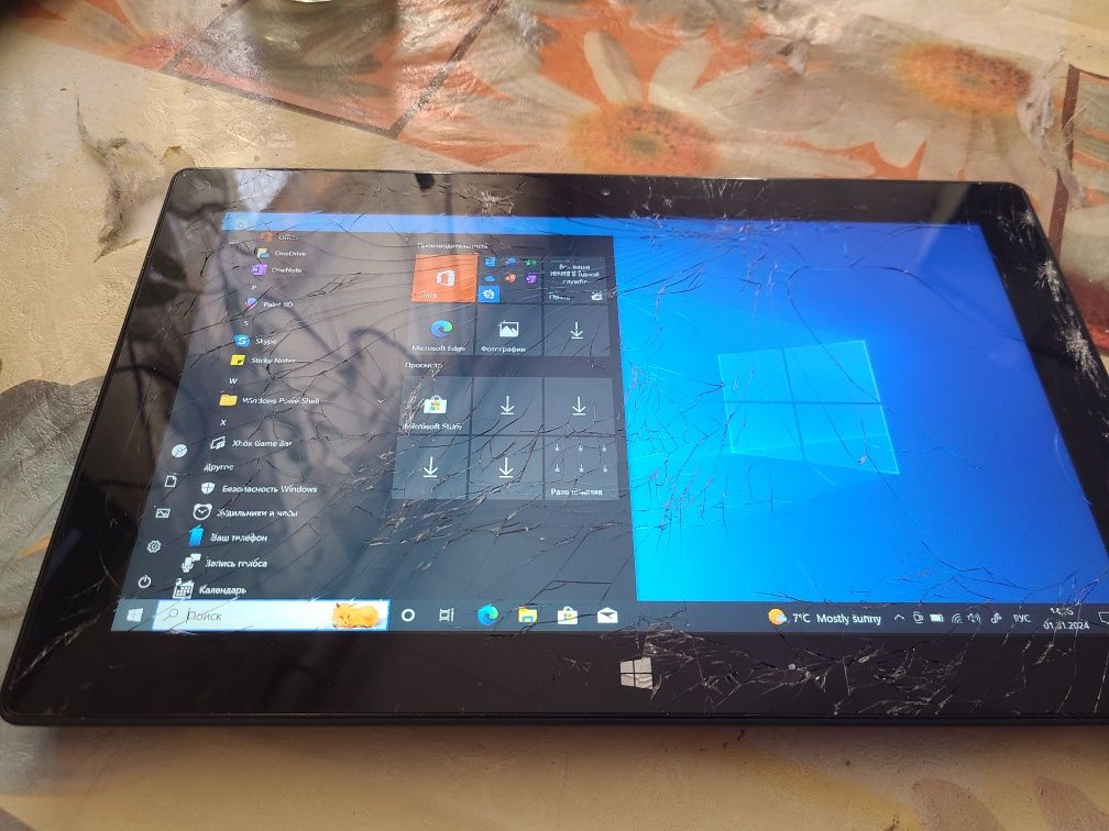 Microsoft Surface Pro 1. I 5, 4/64.