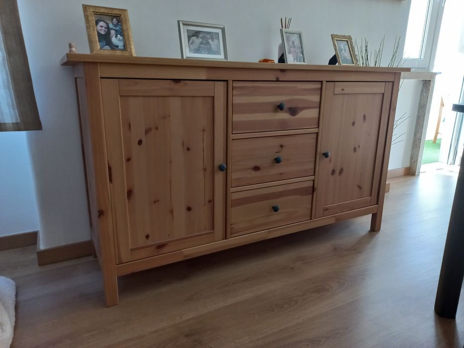 Móvel de madeira com portas e gavetas