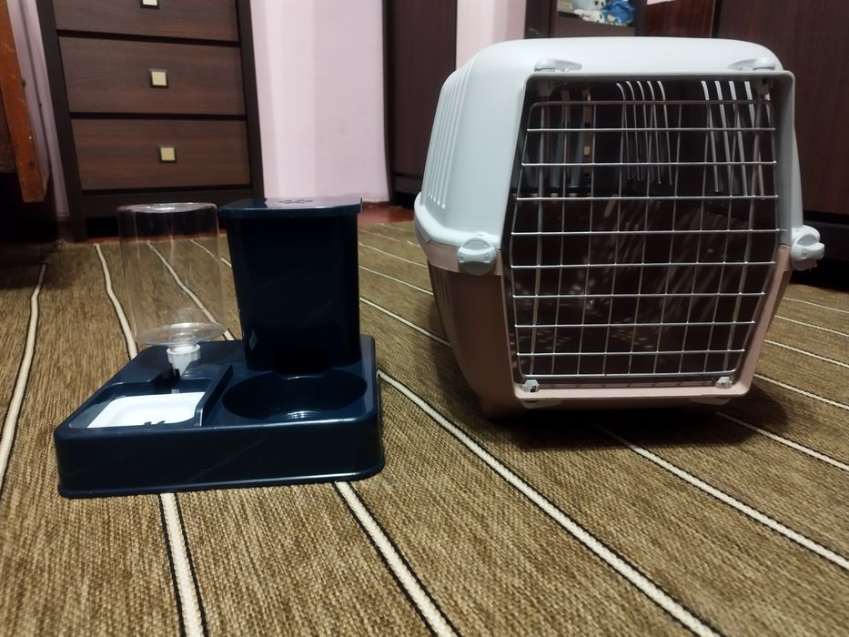 Переноска і кормушка для собак і котів