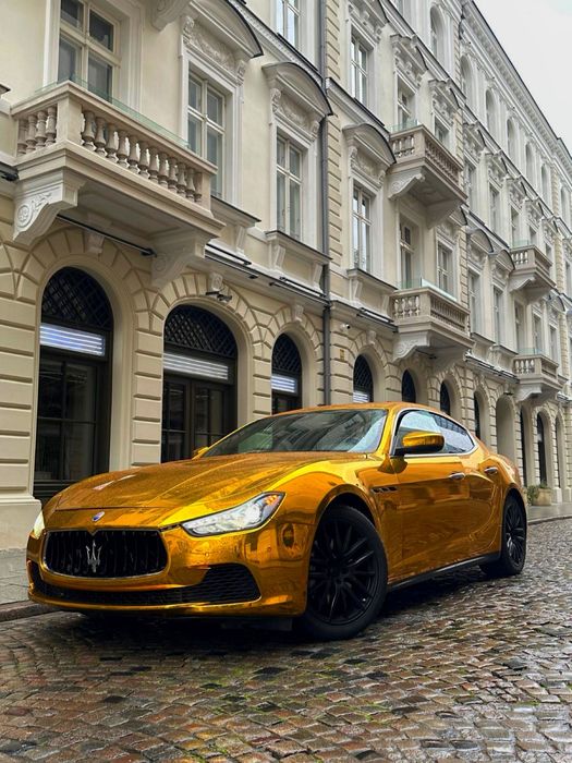 Złote Maserati samochód auto wynajem wesela doby
