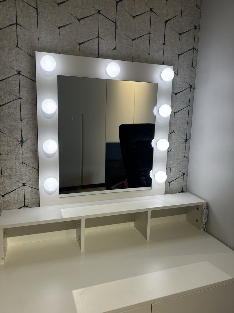 Туалетный стол, стол для макияжа с подсветкой