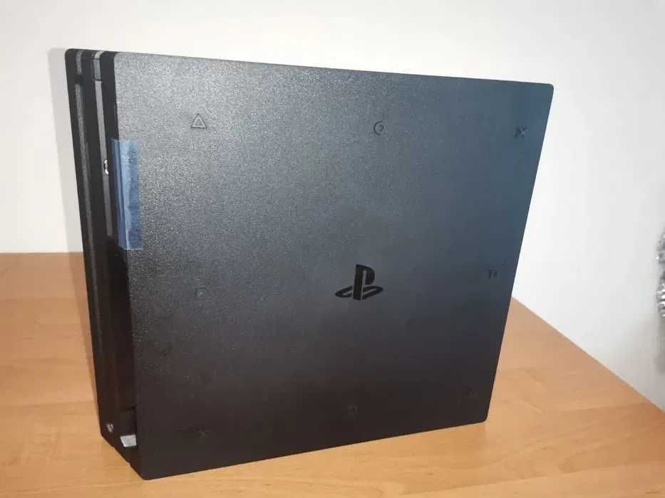 PlayStation 4 PRO 1TB z jednym padem w idealnym stanie.