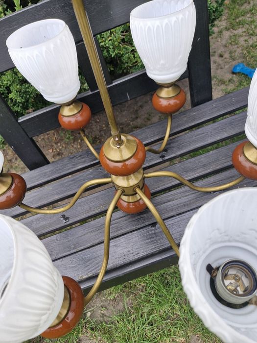 Żyrandol prl vintage – 6-ramienny, mleczne szkło, mosiądz, ceramika