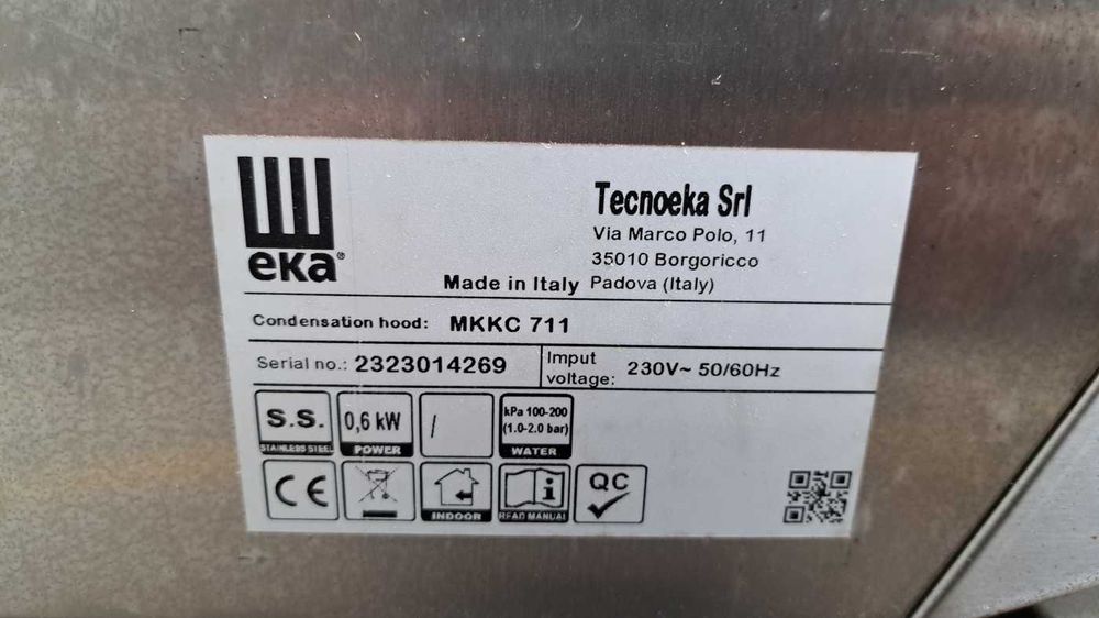 Piec konwekcyjno-parowy Tecnoeka z okapem i podstawą