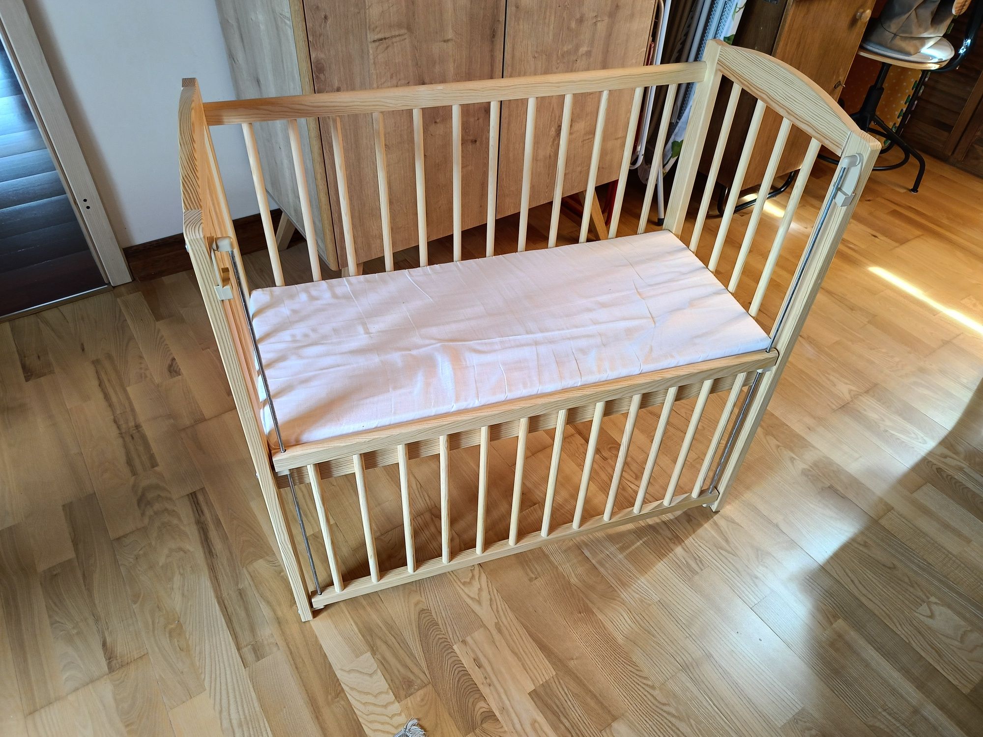 Dostawką do łóżka łóżeczko dla niemowlaka dziecka drewno