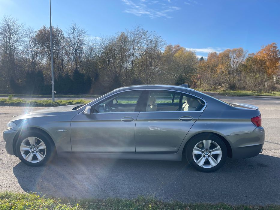 Автомобіль BMW 5 2012 року