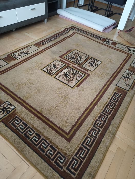 Dywan brąz z beżem.