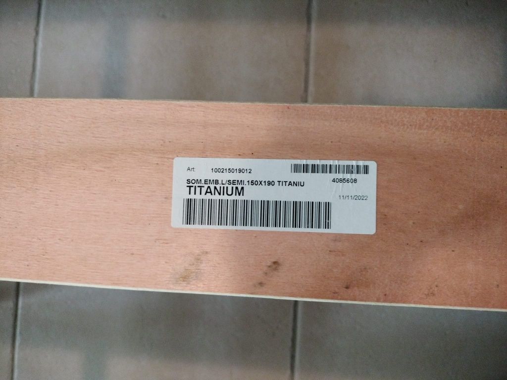 Cama de Casal com Estrado e Cabeceira Estofada