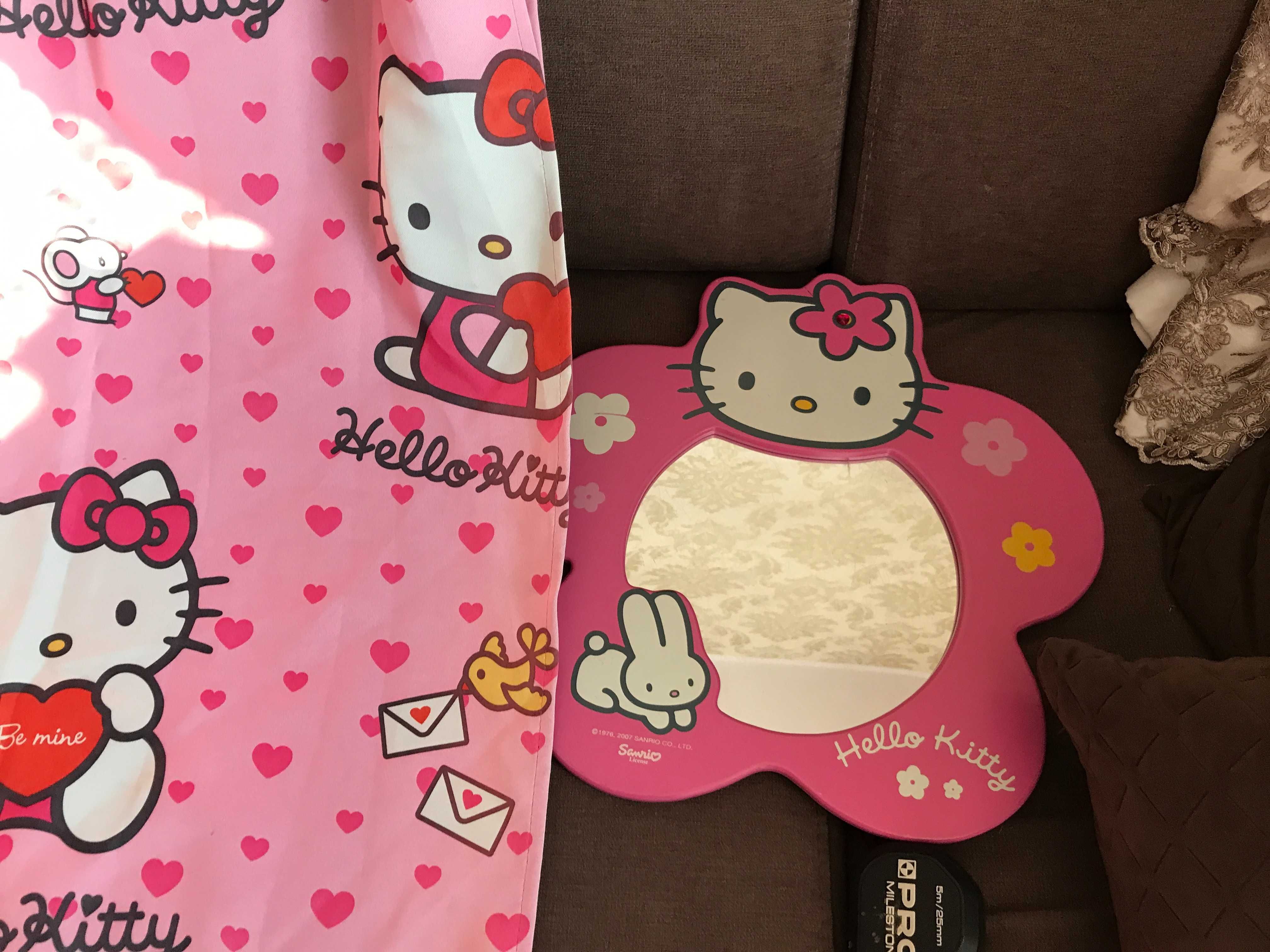 zasłony hello kitty i lustro