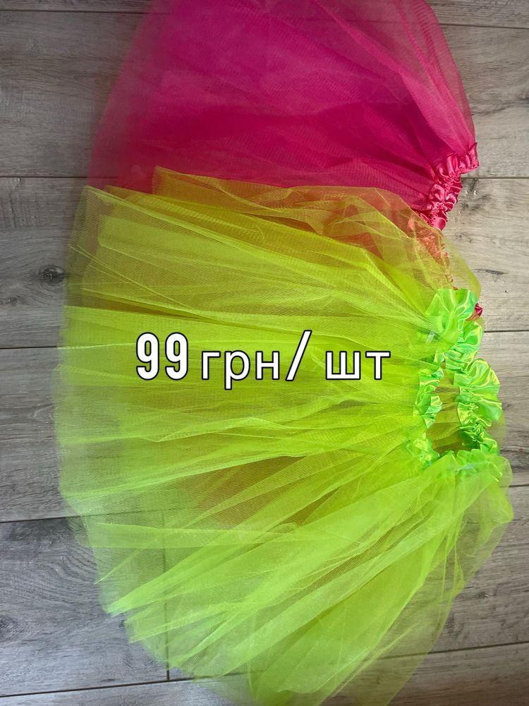 браслети, аксесуари, гетери, окуляри, юбки, шорти спортивні, кепки