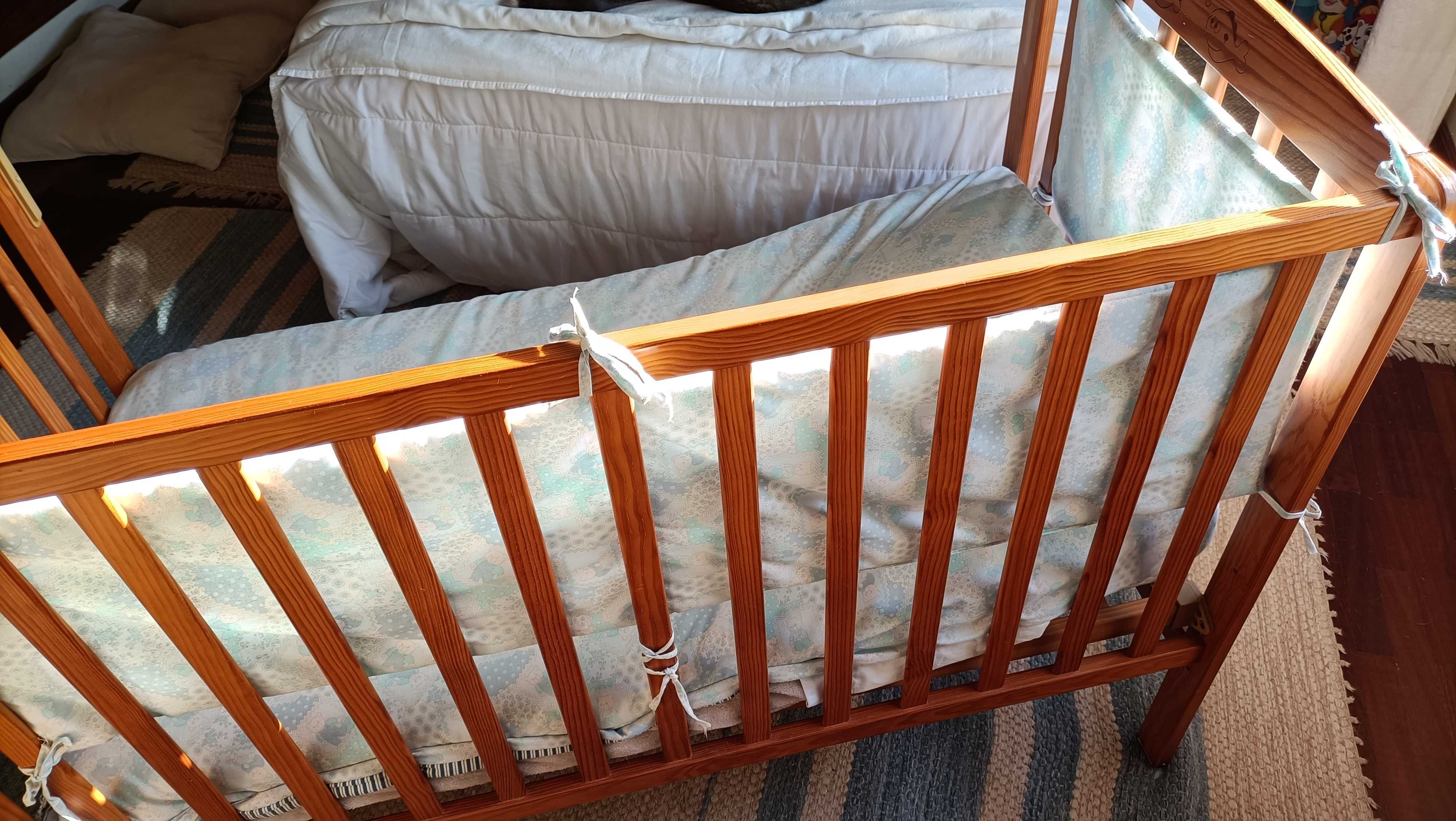 Cama de grades de madeira