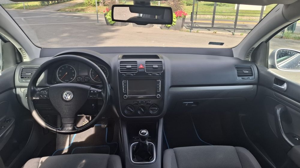 VW Golf V 5 1.6 MPI 102 KM Srebrny 5 drzwi Hak 2005