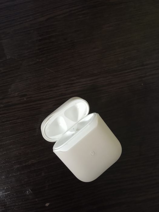 Продаю оригінальний кейс для навушників apple